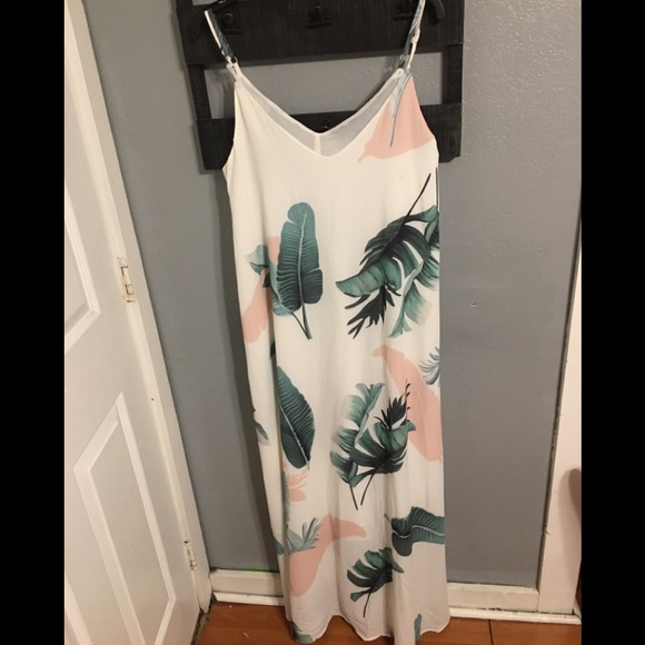unknown Dresses & Skirts - Flowy Leafy Maxi Dress